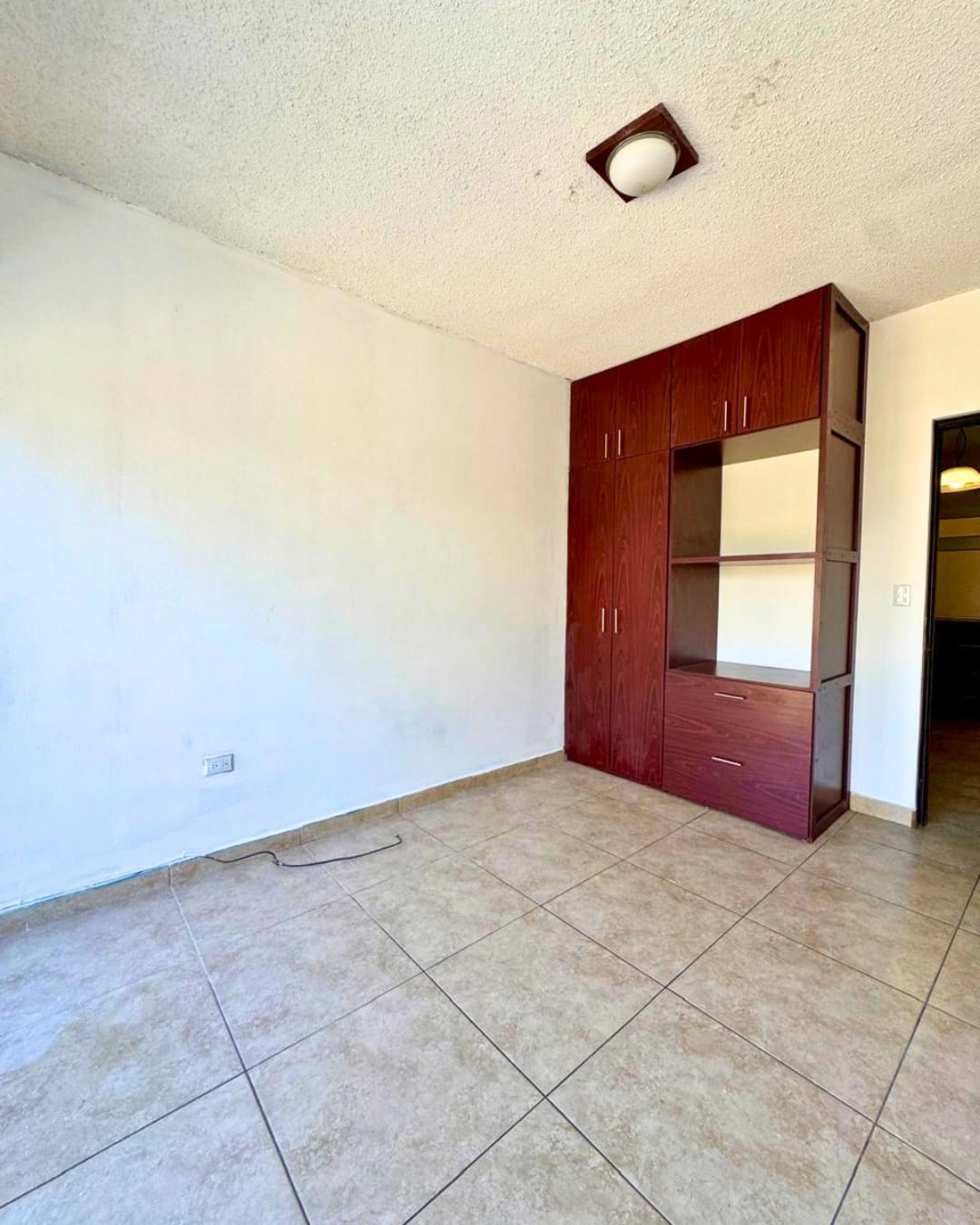 APARTAMENTO EN RENTA ZONA 16, HACIENDA REAL — foto 4 de 11