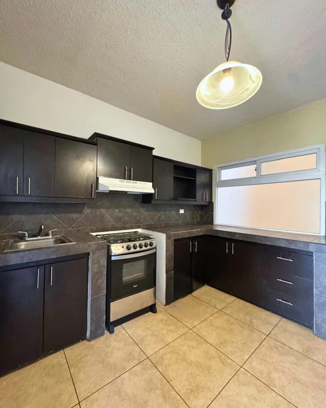 APARTAMENTO EN RENTA ZONA 16, HACIENDA REAL — foto 1 de 11