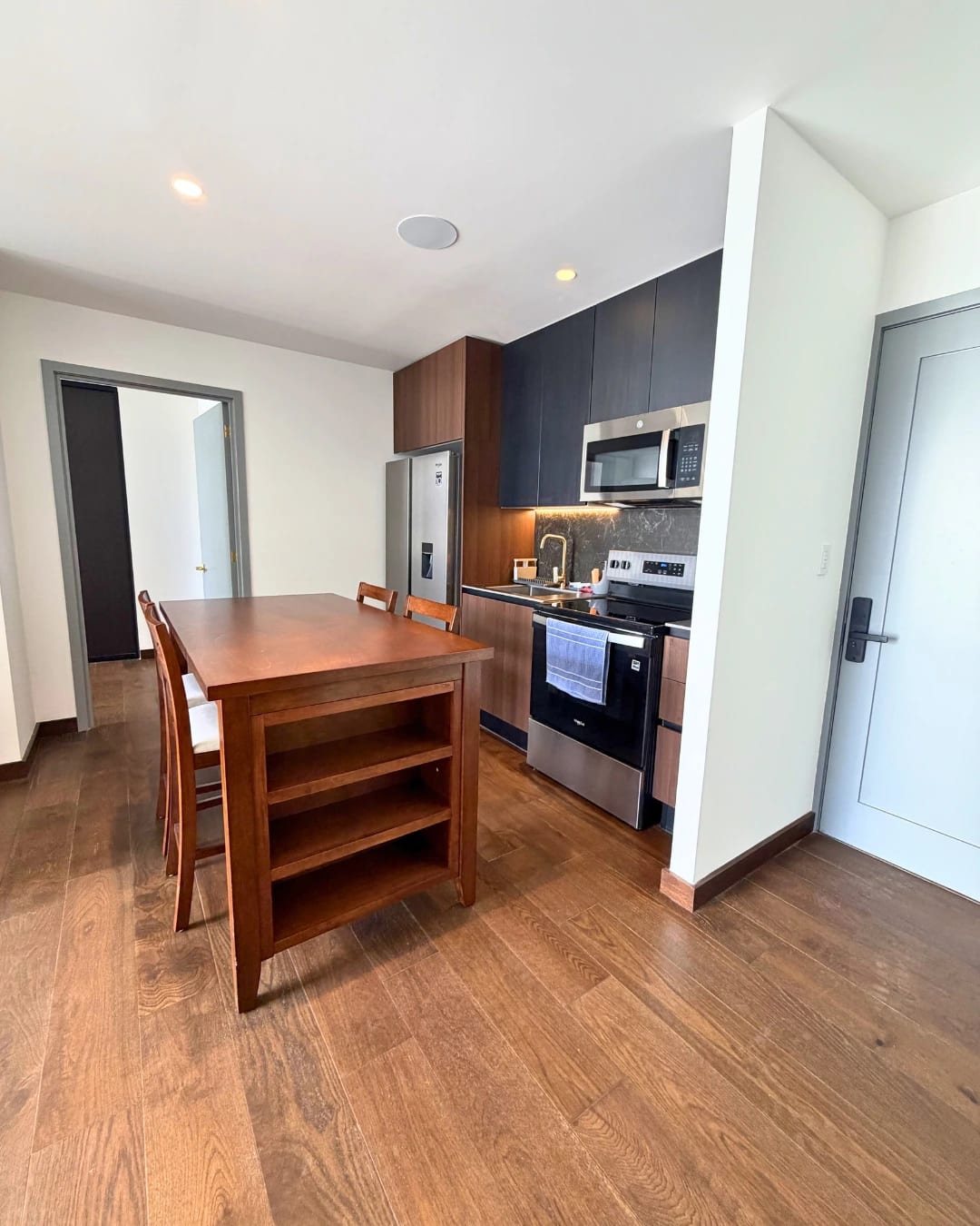 APARTAMENTO EN RENTA EN ZONA 10 AMUEBLADO PARA ESTRENAR — foto 4 de 11