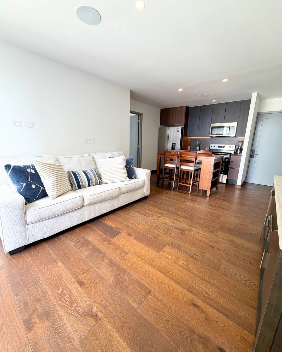 APARTAMENTO EN RENTA EN ZONA 10 AMUEBLADO PARA ESTRENAR — foto 6 de 11