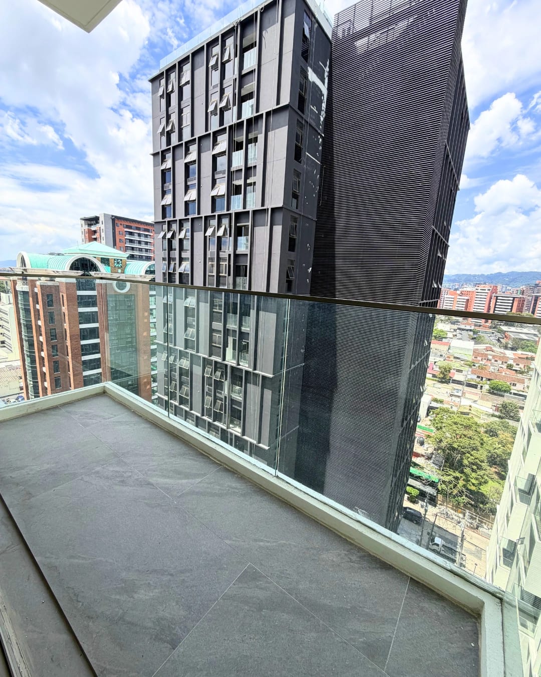 APARTAMENTO EN RENTA EN ZONA 10 AMUEBLADO PARA ESTRENAR — foto 7 de 11