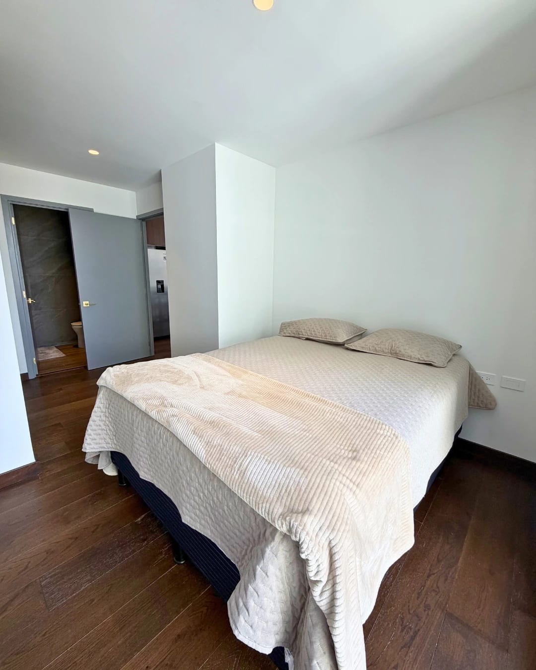 APARTAMENTO EN RENTA EN ZONA 10 AMUEBLADO PARA ESTRENAR — foto 9 de 11