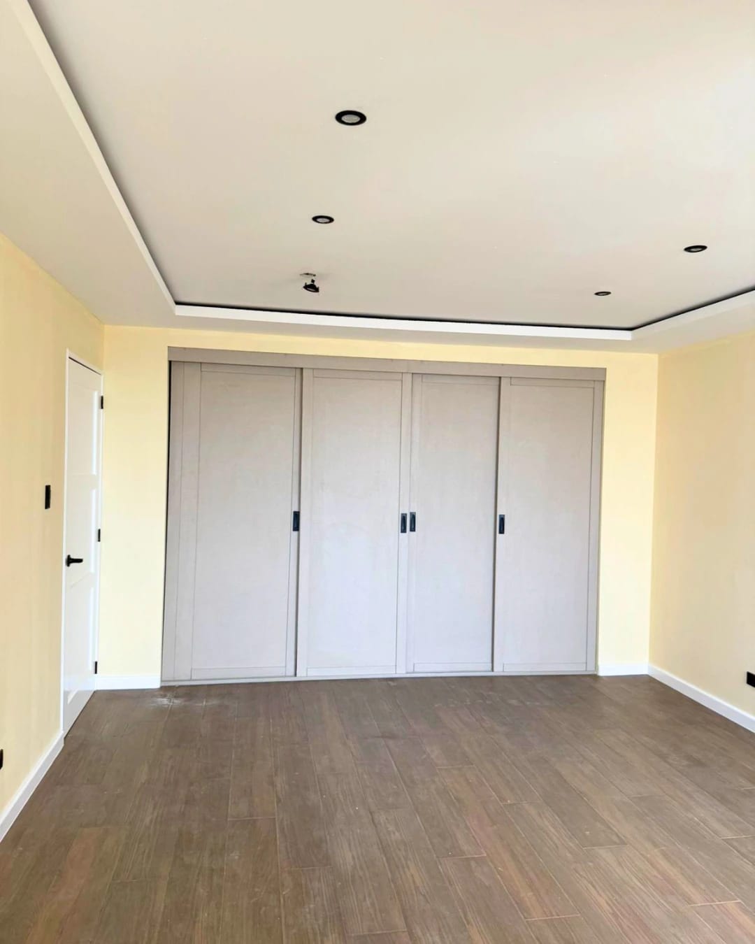 APARTAMENTO EN RENTA EN ZONA 10 CON BALCÓN SEMI AMUEBLADO — foto 2 de 7