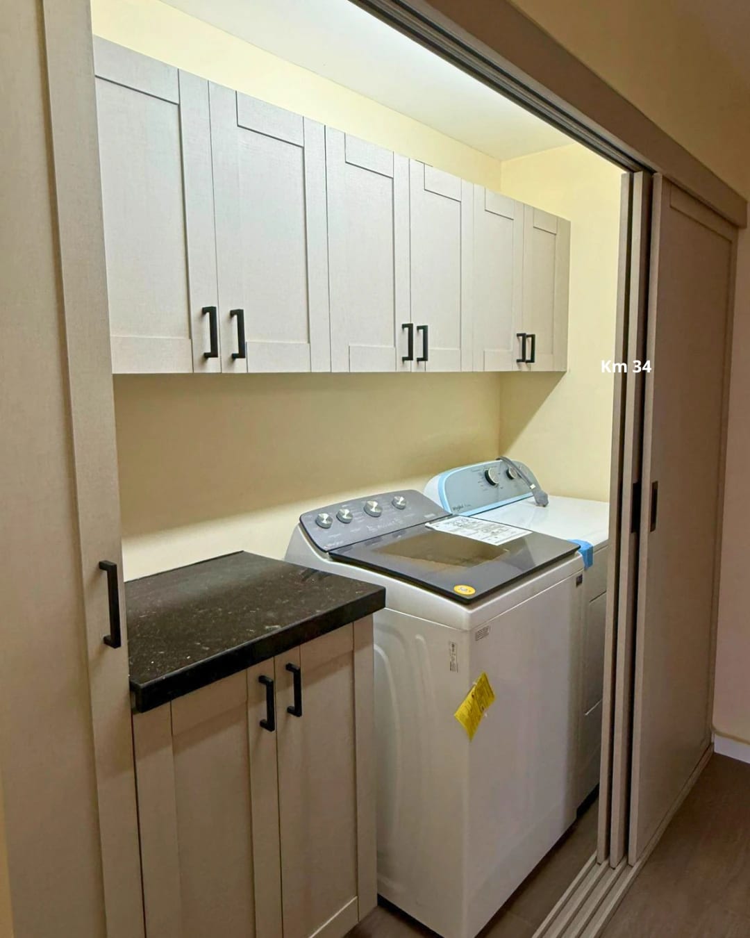 APARTAMENTO EN RENTA EN ZONA 10 CON BALCÓN SEMI AMUEBLADO — foto 4 de 7