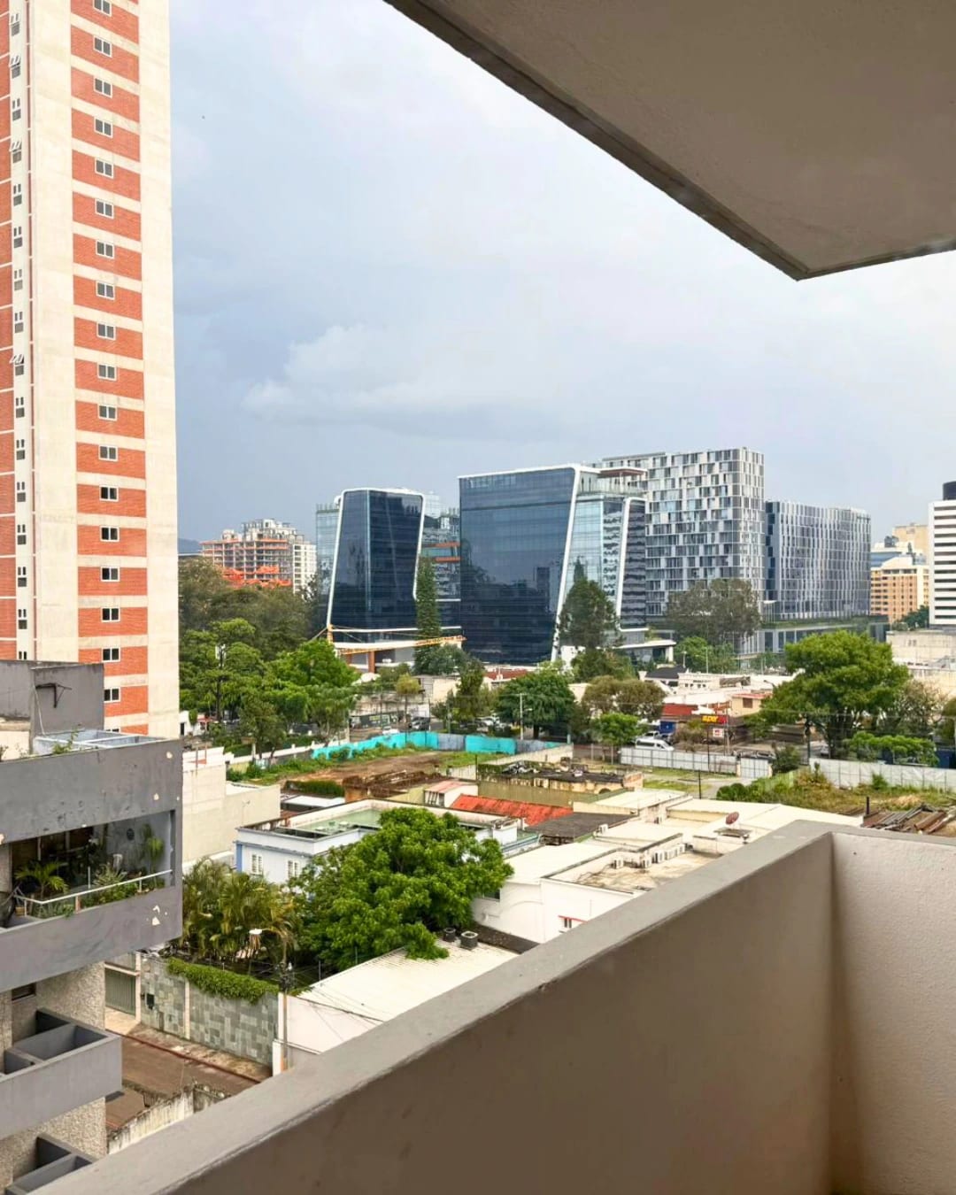 APARTAMENTO EN RENTA EN ZONA 10 CON BALCÓN SEMI AMUEBLADO — foto 3 de 7