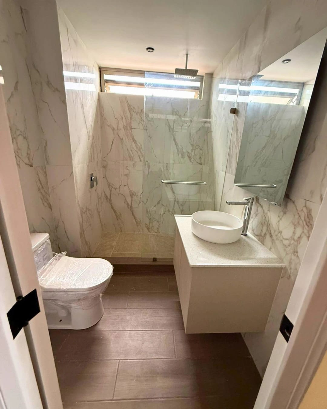 APARTAMENTO EN RENTA EN ZONA 10 CON BALCÓN SEMI AMUEBLADO — foto 5 de 7