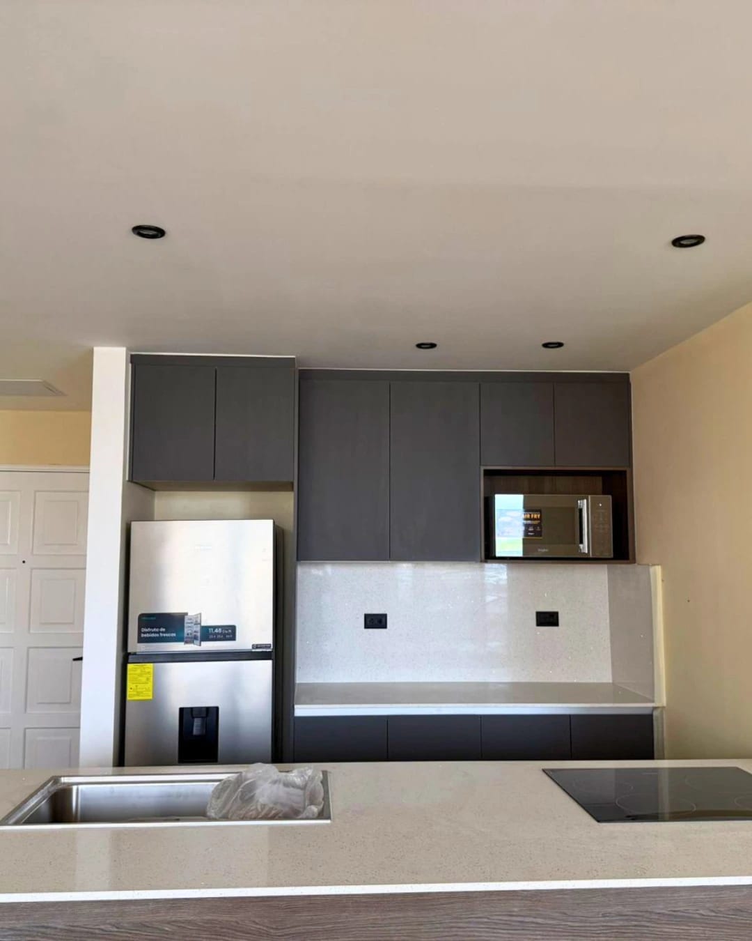 APARTAMENTO EN RENTA EN ZONA 10 CON BALCÓN SEMI AMUEBLADO — foto 1 de 7