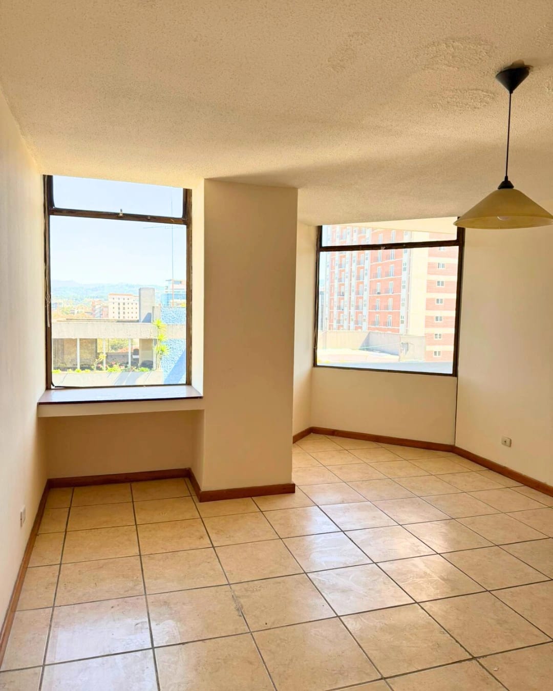 APARTAMENTO EN RENTA EN ZONA 10 CON BALCÓN SEMI AMUEBLADO — foto 7 de 7