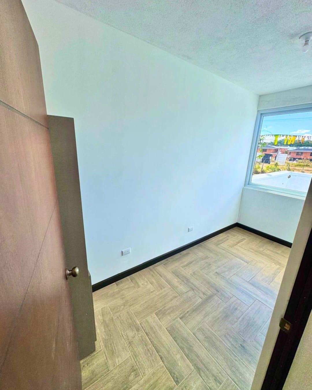 CASA EN VENTA EN ZONA 16 PARA ESTRENAR — foto 1 de 12