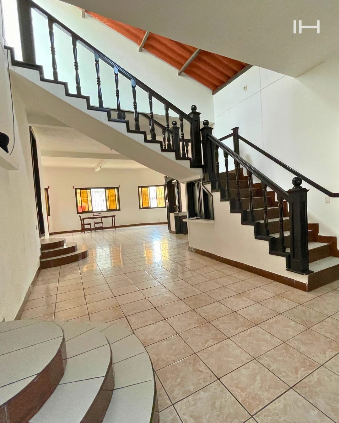 CASA EN RENTA, DE UN NIVEL EN ZONA 8 DE MIXCO, VALLES DE SAN CRISTÓBAL — foto 4 de 10