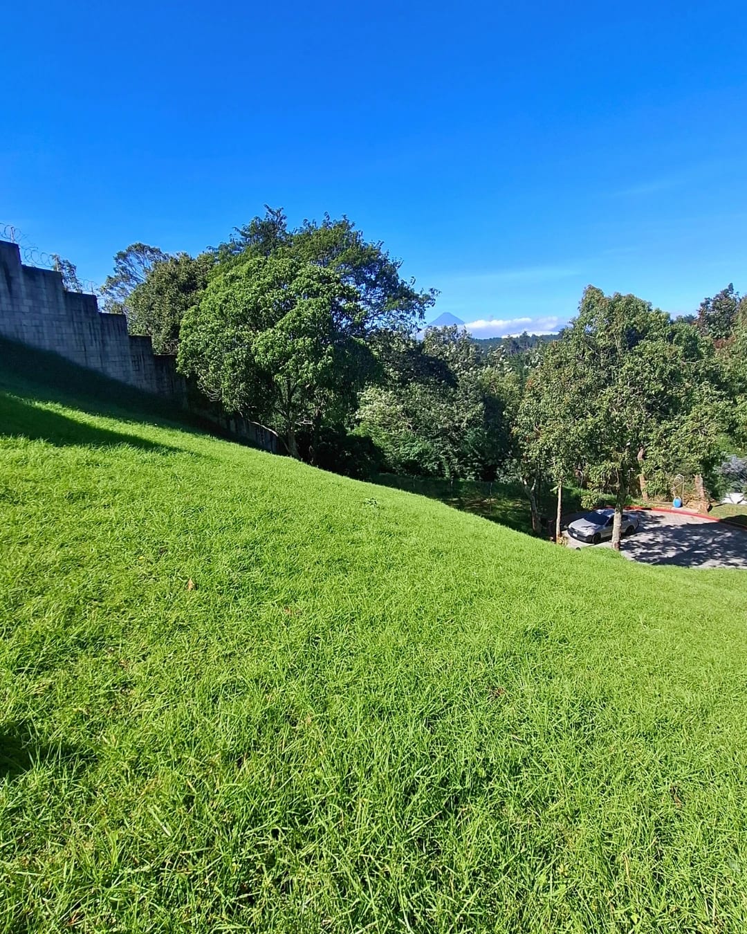 TERRENO DE ESQUINA EN VENTA, CARRETERA A EL SALVADOR, LA FLORESTA — foto 1 de 6