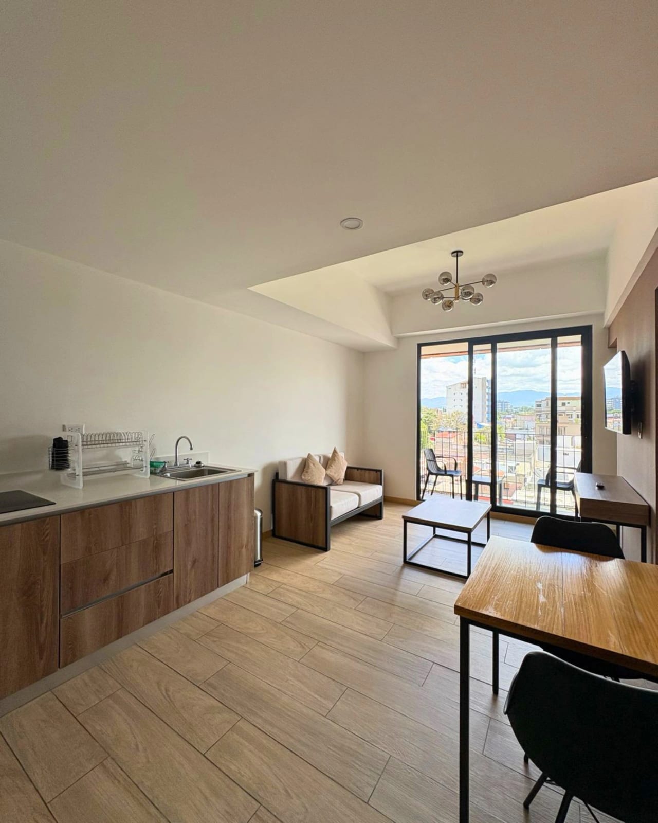 APARTAMENTO EN VENTA ZONA 10 AMUEBLADO — foto 1 de 10