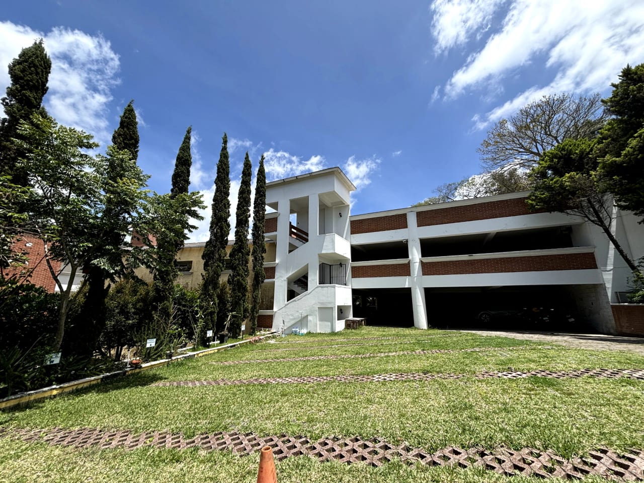 APARTAMENTO EN RENTA AMUEBLADO ZONA 16, LA MONTAÑA — foto 2 de 5