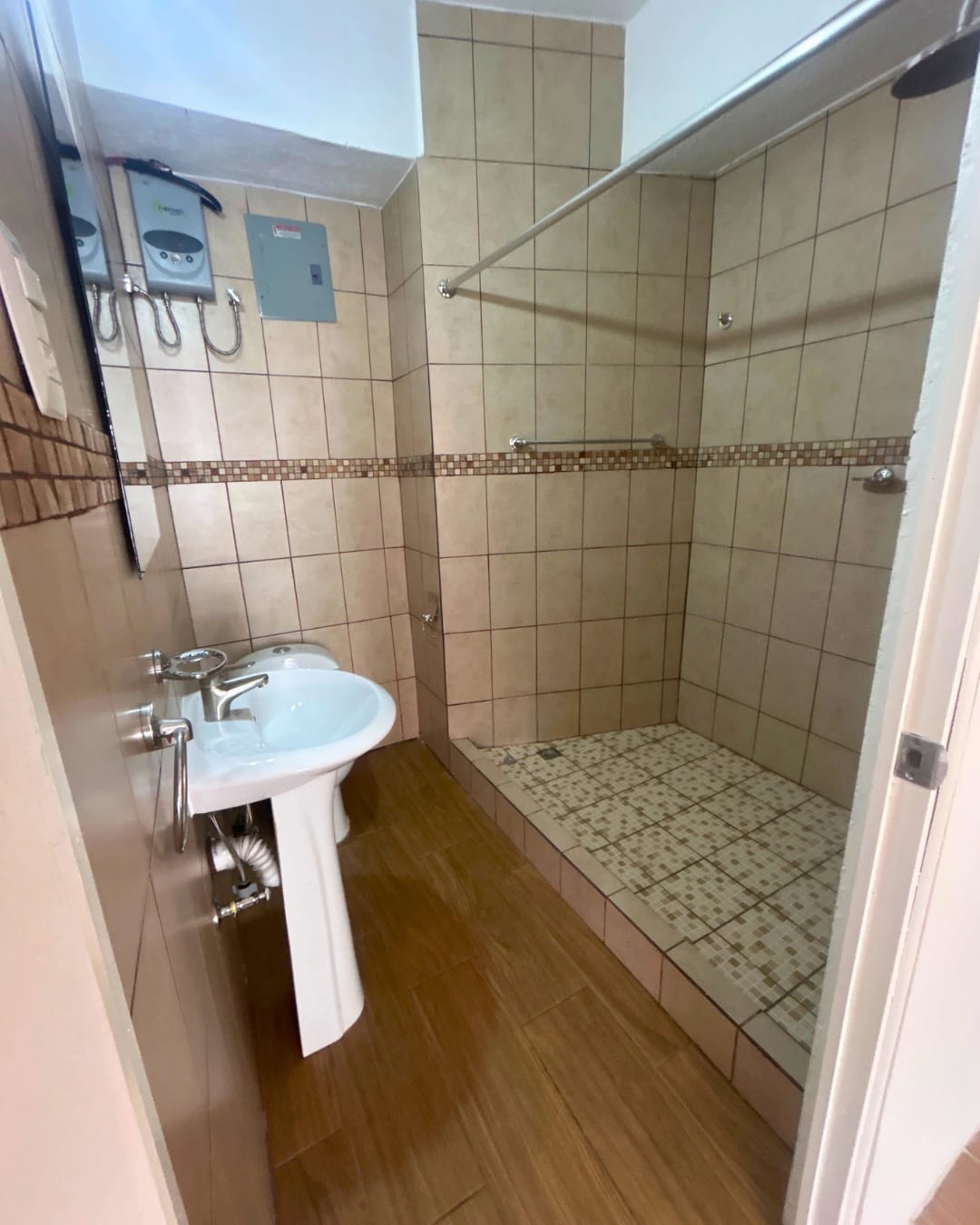 APARTAMENTO EN RENTA AMUEBLADO ZONA 16, LA MONTAÑA — foto 3 de 5