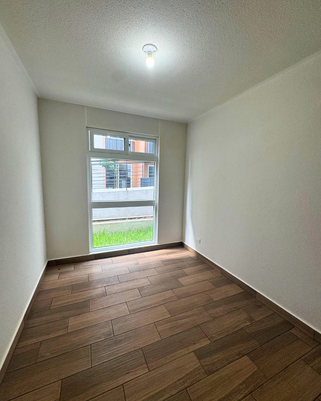 APARTAMENTO EN VENTA ZONA 16 -LARES- EN PRIMER NIVEL CON JARDIN — foto 3 de 10