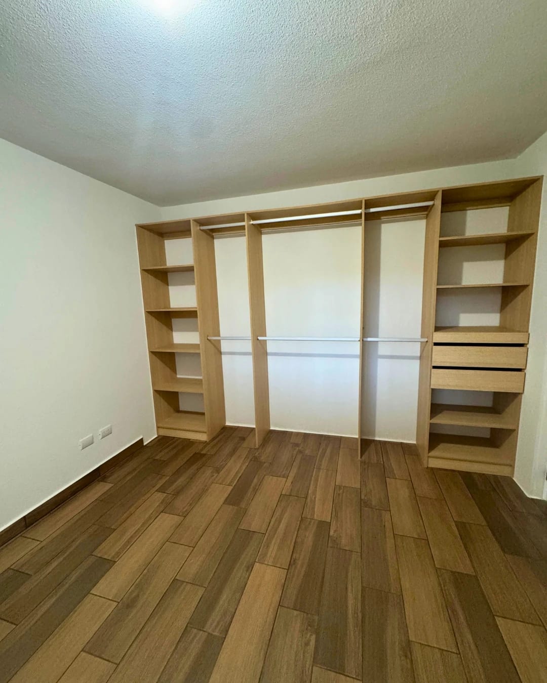APARTAMENTO EN VENTA ZONA 16 -LARES- EN PRIMER NIVEL CON JARDIN — foto 2 de 10
