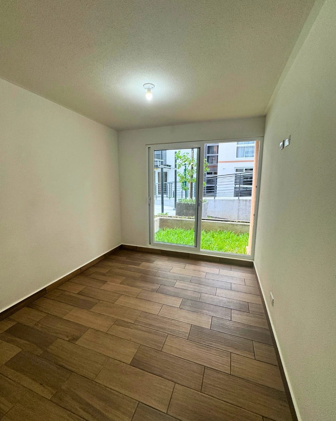 APARTAMENTO EN VENTA ZONA 16 -LARES- EN PRIMER NIVEL CON JARDIN — foto 7 de 10