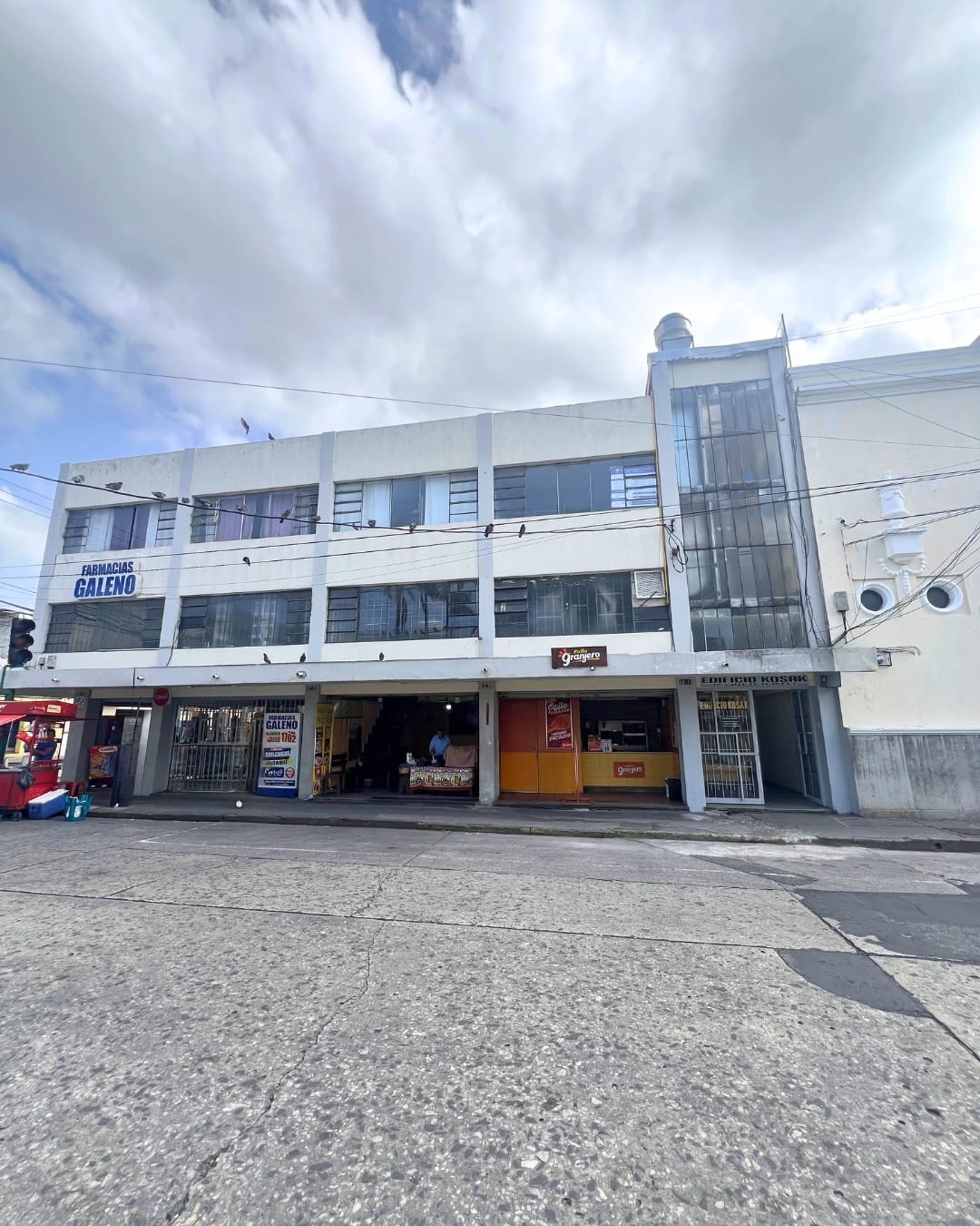 OFICINA EN RENTA EDIFICIO KOSAK ZONA 1, EN PRIMER NIVEL — foto 1 de 9