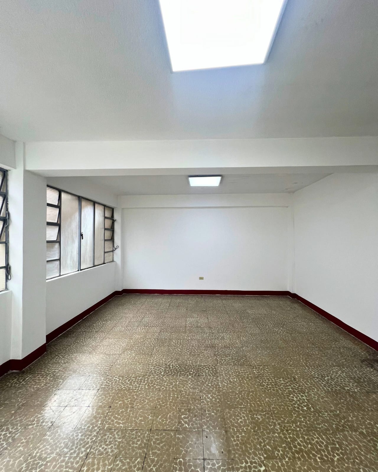 OFICINA EN RENTA EN ZONA 1 EDIFICIO KOSAK — foto 2 de 5