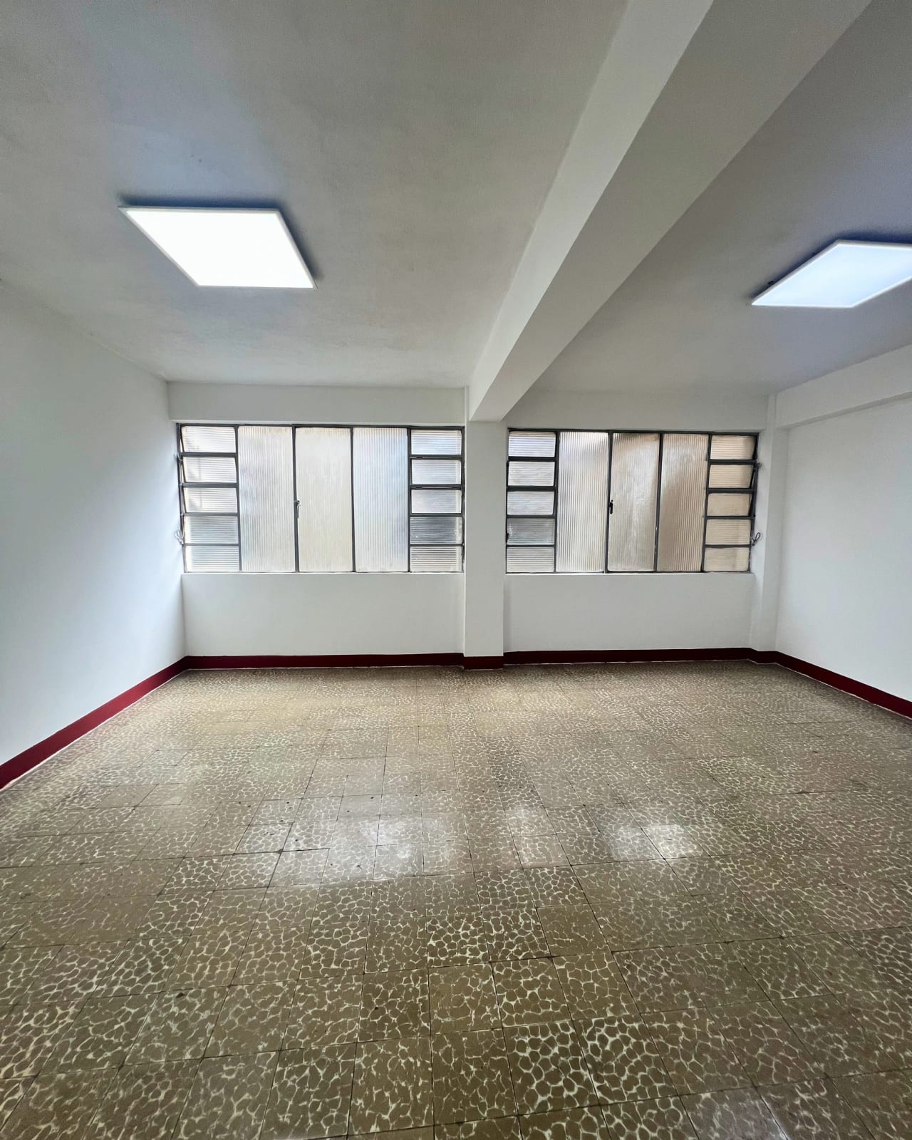 OFICINA EN RENTA EN ZONA 1 EDIFICIO KOSAK — foto 1 de 5