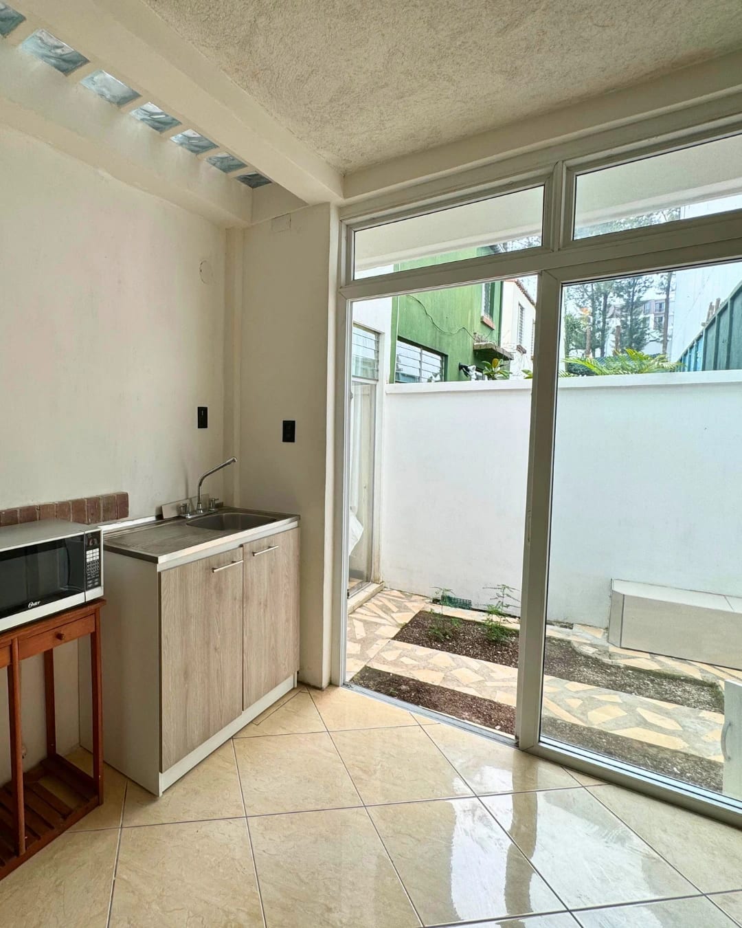 APARTAMENTO EN RENTA EN ZONA 14, PARA UNA PERSONA — foto 2 de 8