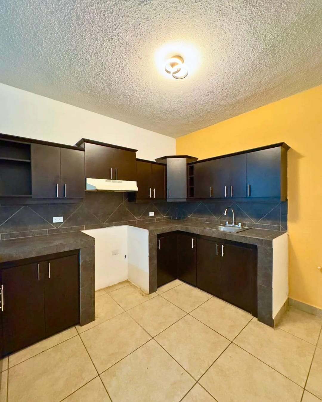 APARTAMENTO EN RENTA ZONA 16, HACIENDA REAL SECTOR 4 — foto 1 de 9