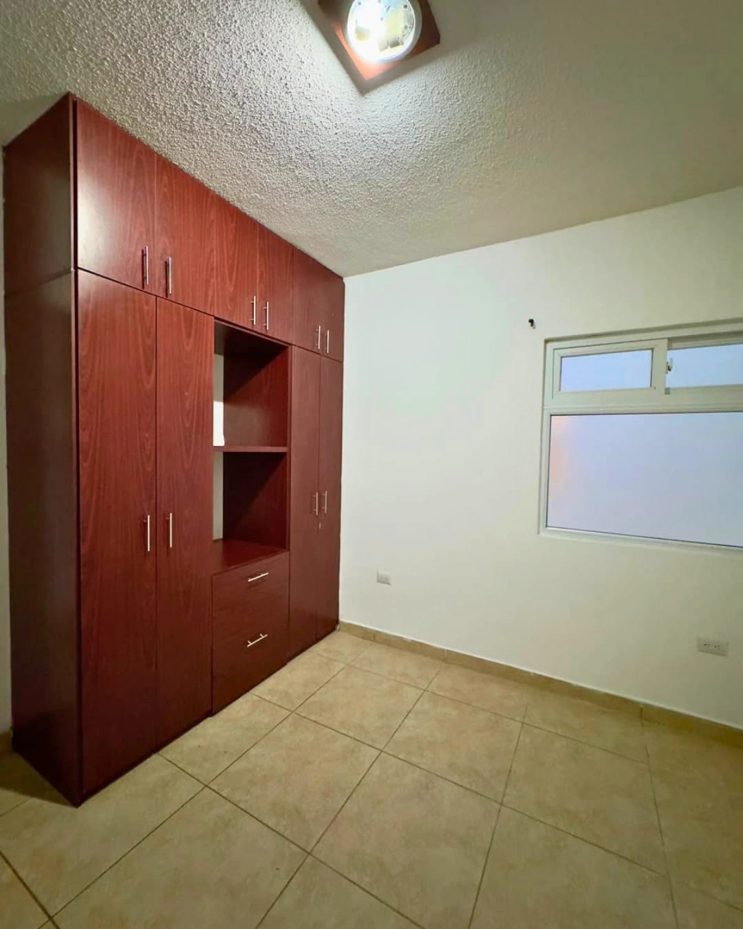 APARTAMENTO EN RENTA ZONA 16, HACIENDA REAL SECTOR 4 — foto 4 de 9