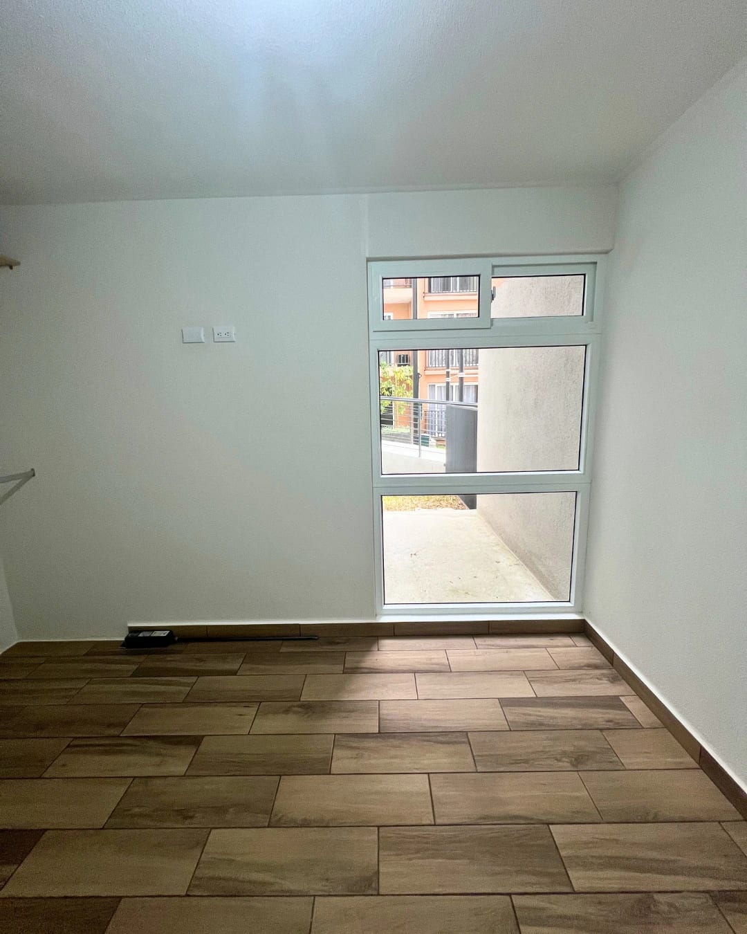 APARTAMENTO EN VENTA ZONA 16 EN PRIMER NIVEL CON JARDÍN Y BODEGA — foto 3 de 10