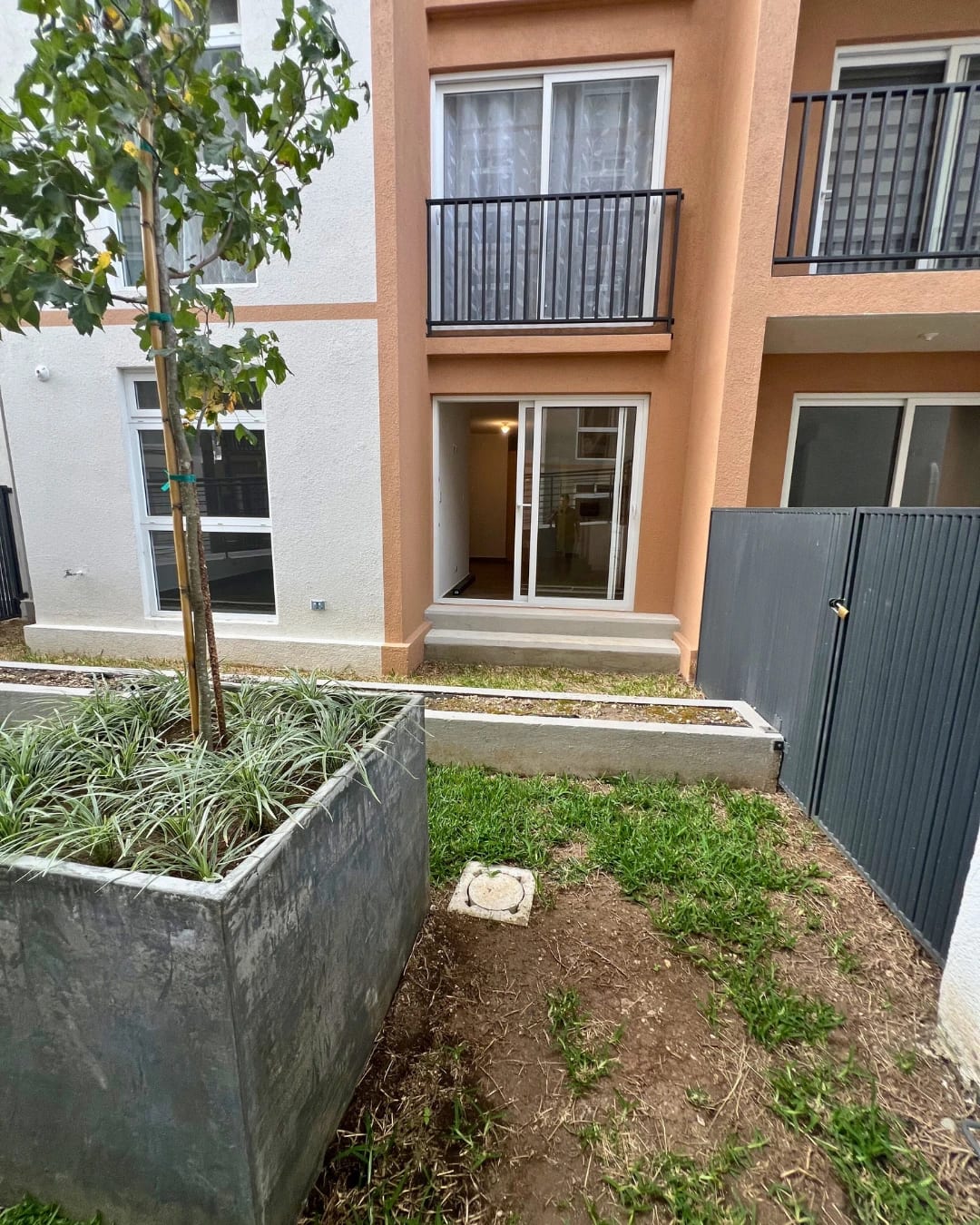 APARTAMENTO EN VENTA ZONA 16 EN PRIMER NIVEL CON JARDÍN Y BODEGA — foto 2 de 10
