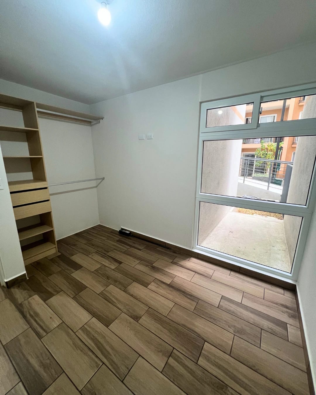 APARTAMENTO EN VENTA ZONA 16 EN PRIMER NIVEL CON JARDÍN Y BODEGA — foto 4 de 10