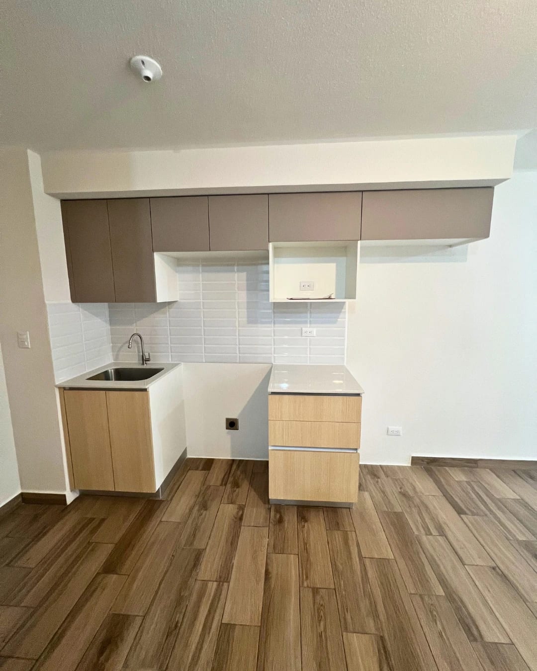 APARTAMENTO EN VENTA ZONA 16 EN PRIMER NIVEL CON JARDÍN Y BODEGA — foto 7 de 10