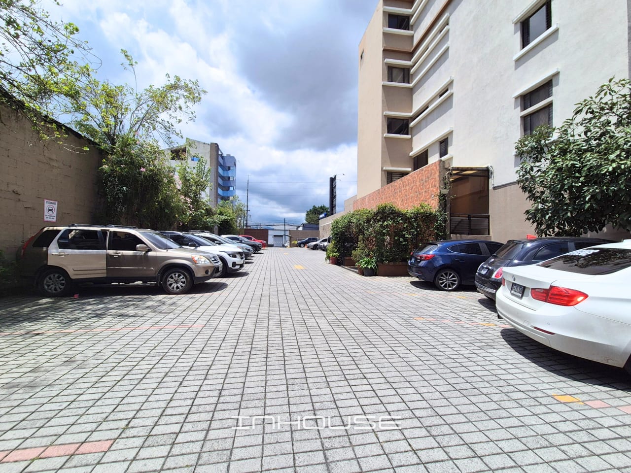 OFICINA AMUEBLADA EN RENTA ZONA 10 — foto 4 de 9