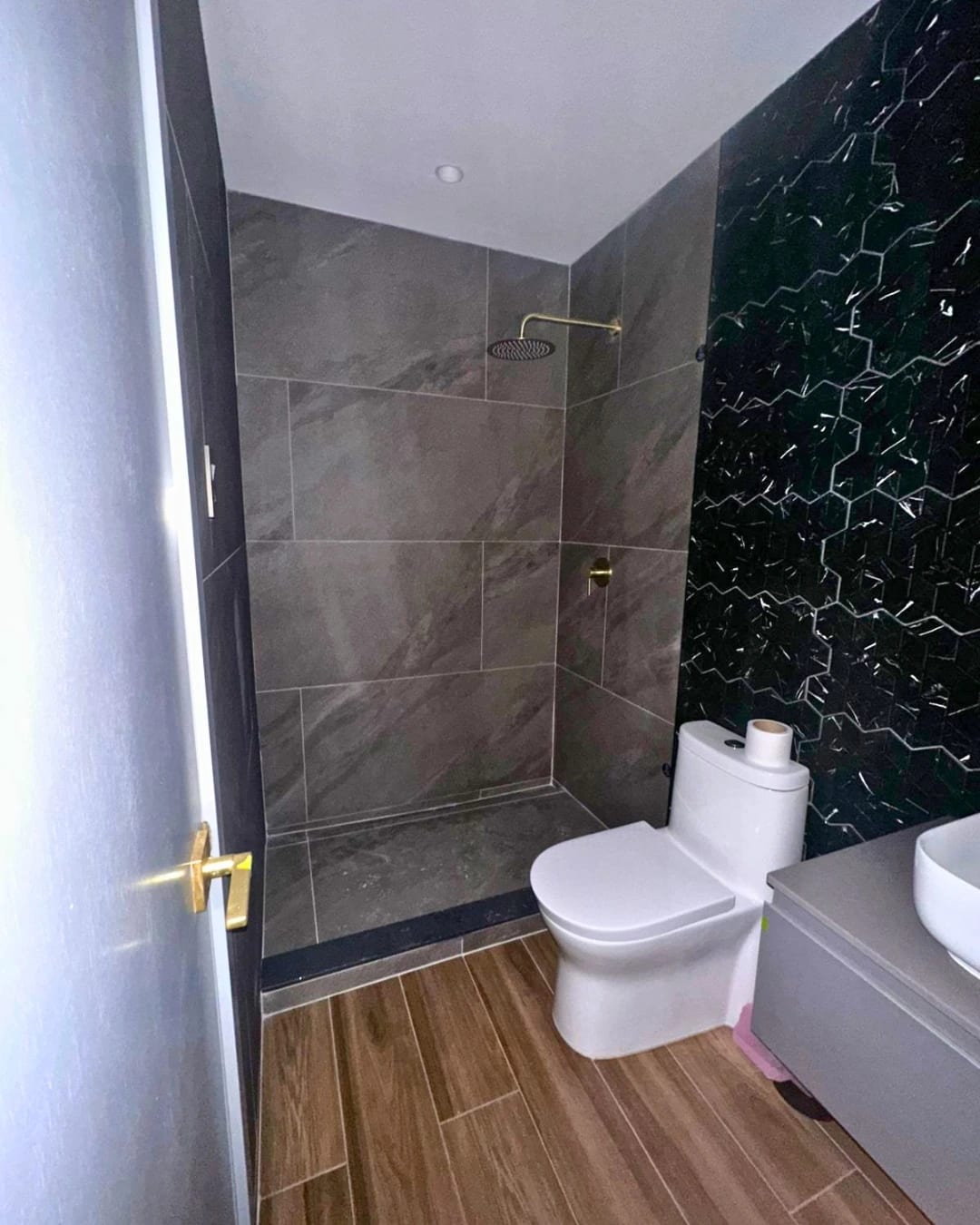 APARTAMENTO EN RENTA ZONA 10, ATHARA PARA ESTRENAR — foto 2 de 6