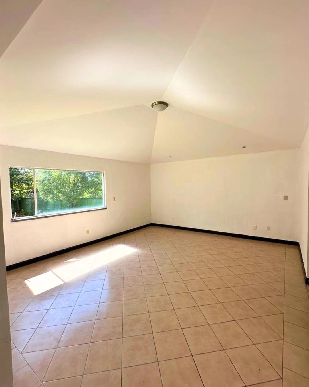CASA EN RENTA EN CAES KM 23.5 DE UN NIVEL Y AMPLIO JARDIN — foto 4 de 14