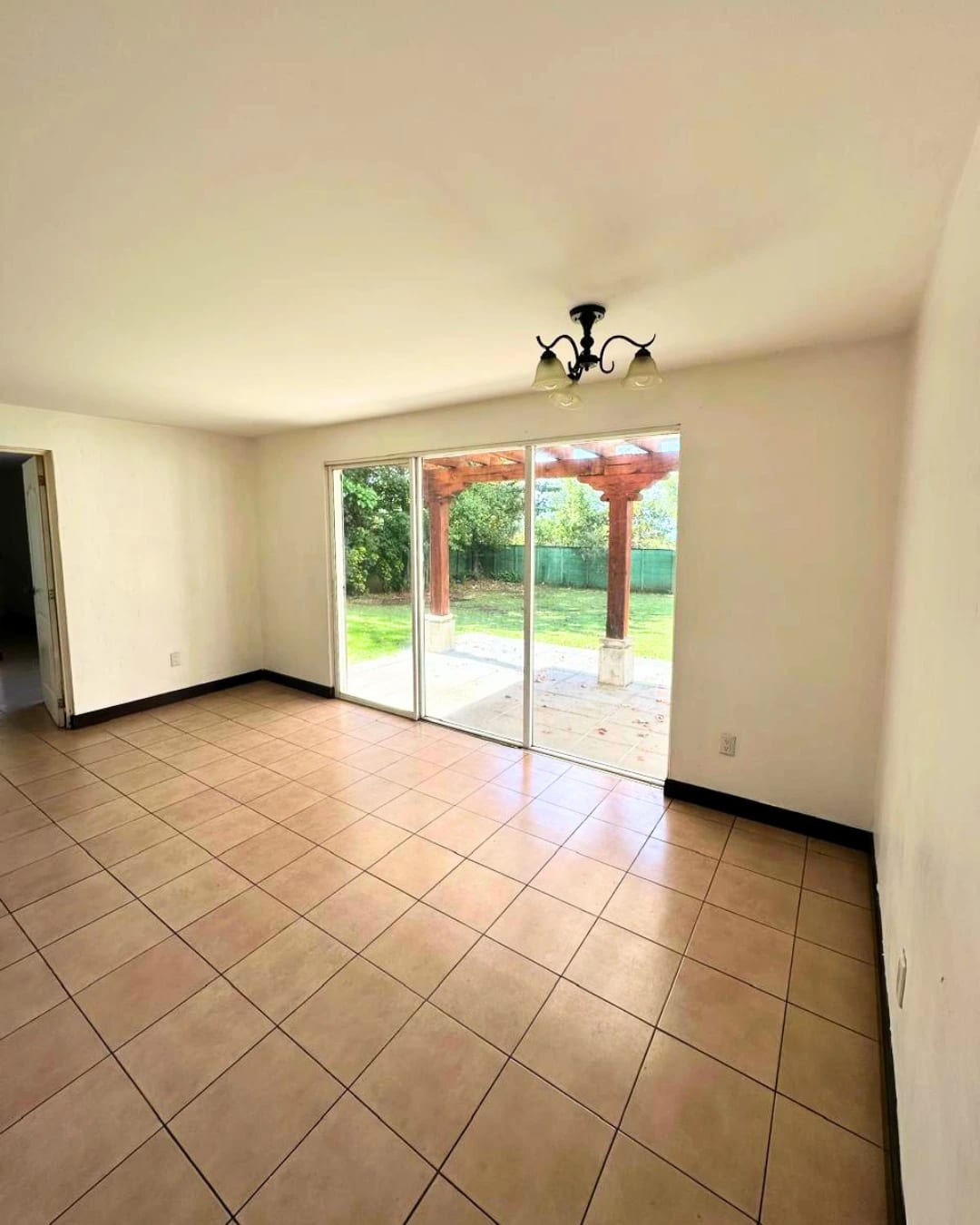 CASA EN RENTA EN CAES KM 23.5 DE UN NIVEL Y AMPLIO JARDIN — foto 3 de 14