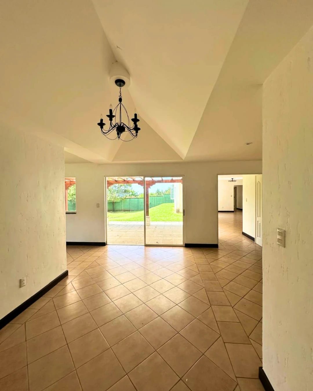 CASA EN RENTA EN CAES KM 23.5 DE UN NIVEL Y AMPLIO JARDIN — foto 5 de 14
