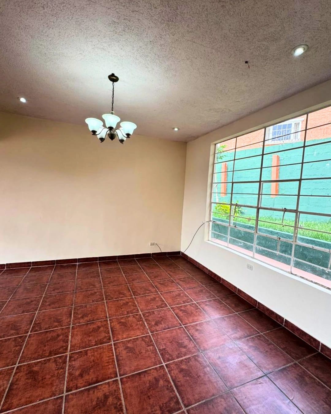 CASA EN RENTA ZONA 16 KANAJUYÚ — foto 2 de 9