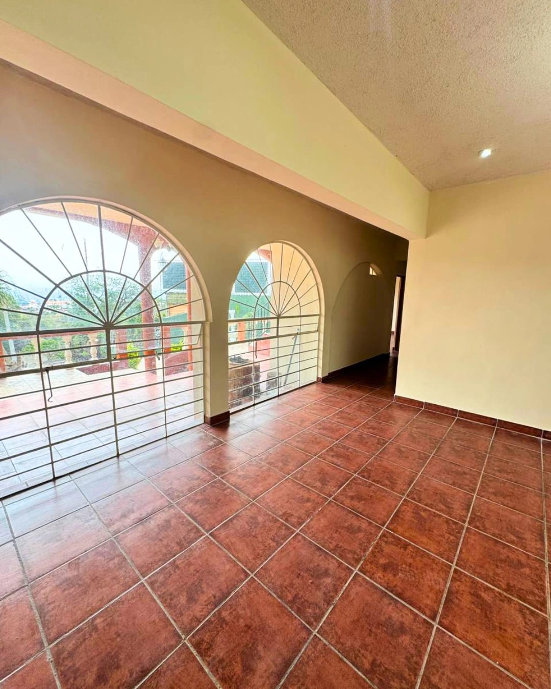 CASA EN RENTA ZONA 16 KANAJUYÚ — foto 3 de 9