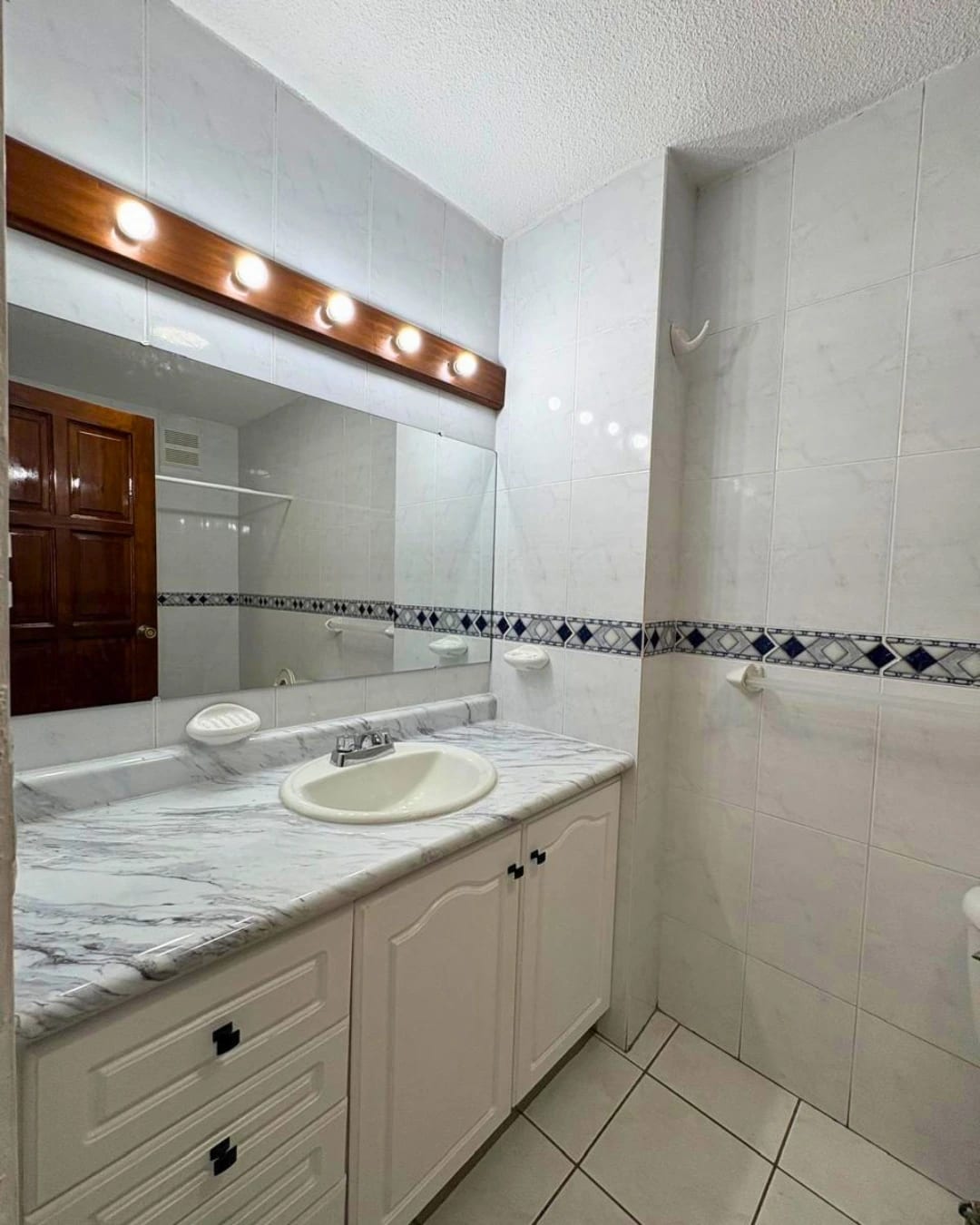 APARTAMENTO EN VENTA ZONA 16 LA MONTAÑA — foto 3 de 9