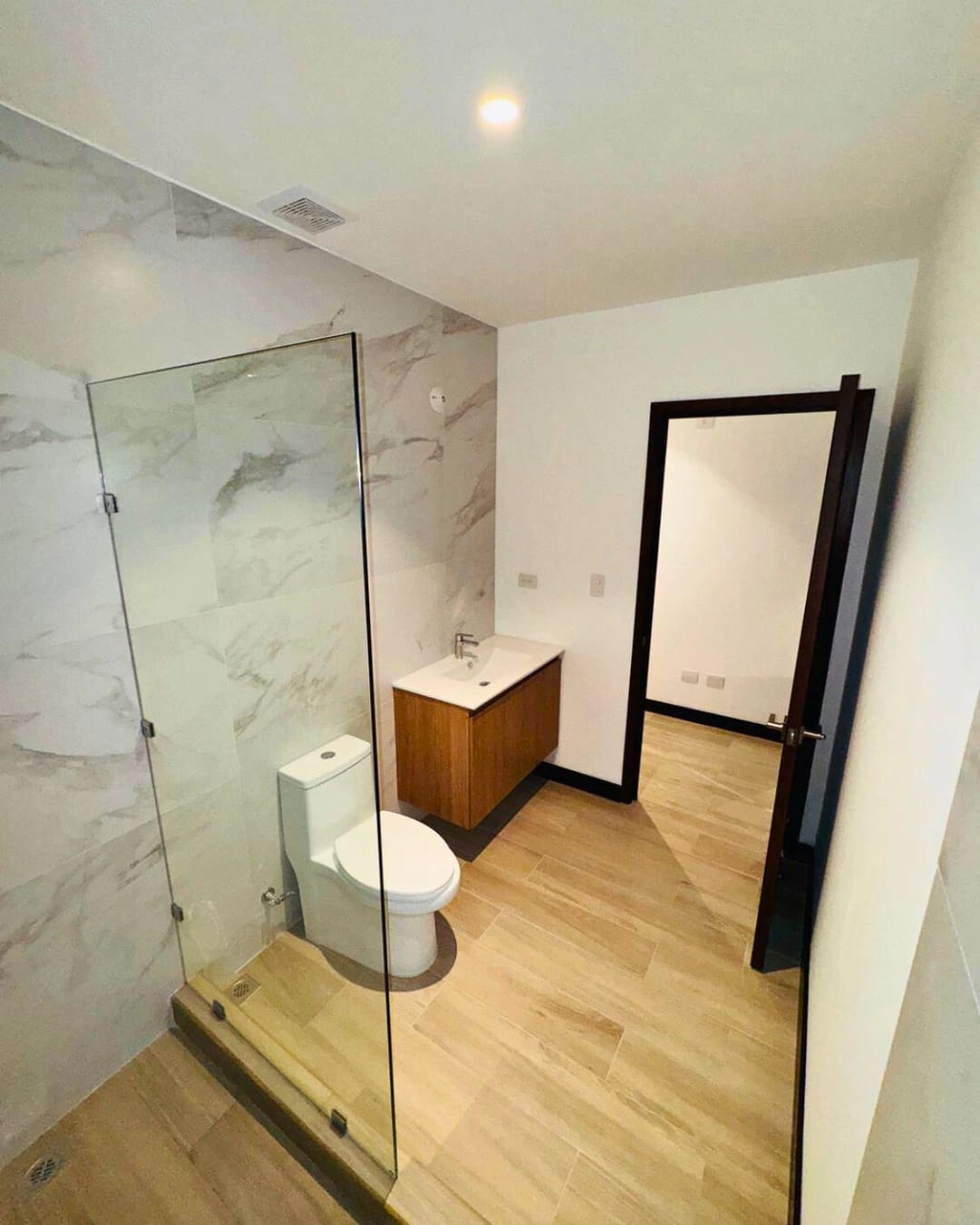 APARTAMENTO EN RENTA ZONA 13 IRIDIA — foto 3 de 11