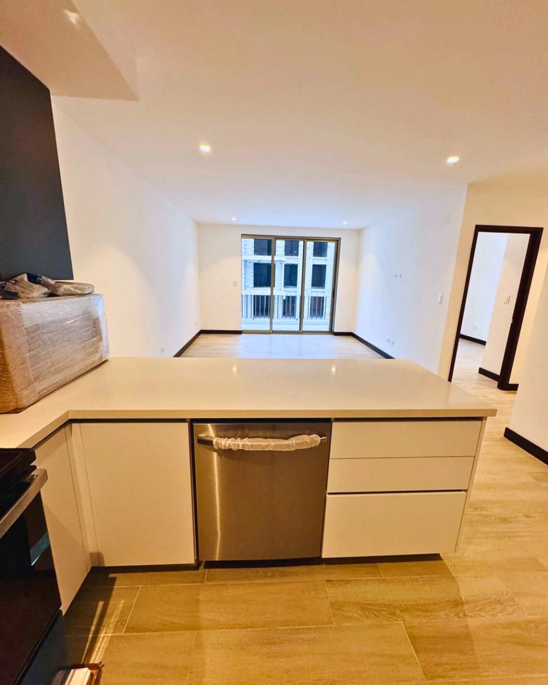 APARTAMENTO EN RENTA ZONA 13 IRIDIA — foto 4 de 11