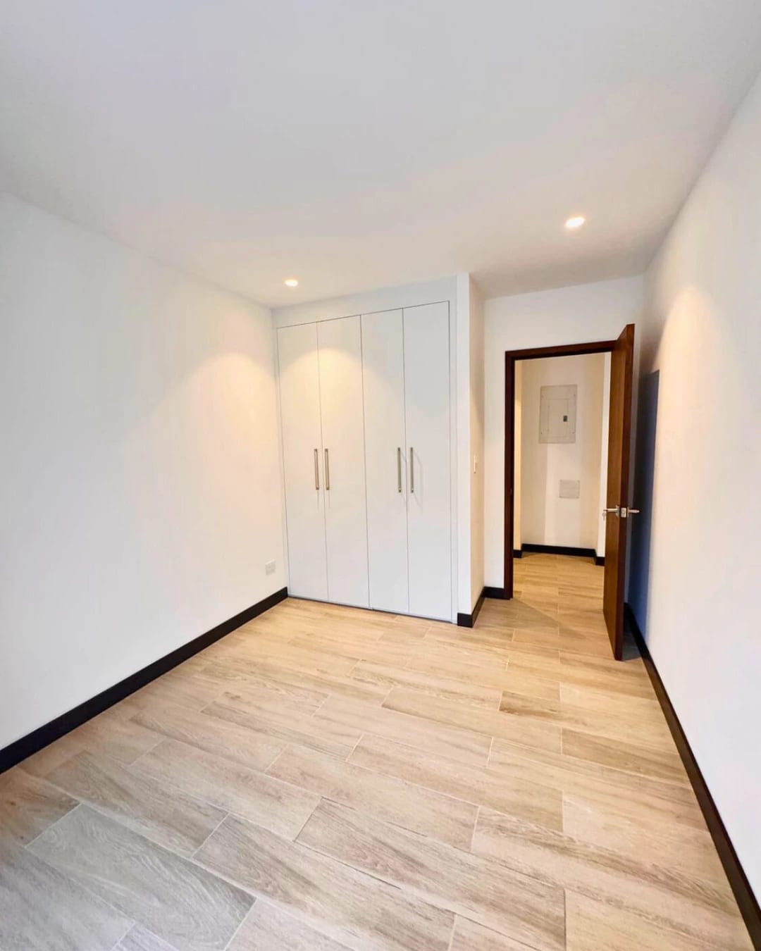 APARTAMENTO EN RENTA ZONA 13 IRIDIA — foto 5 de 11