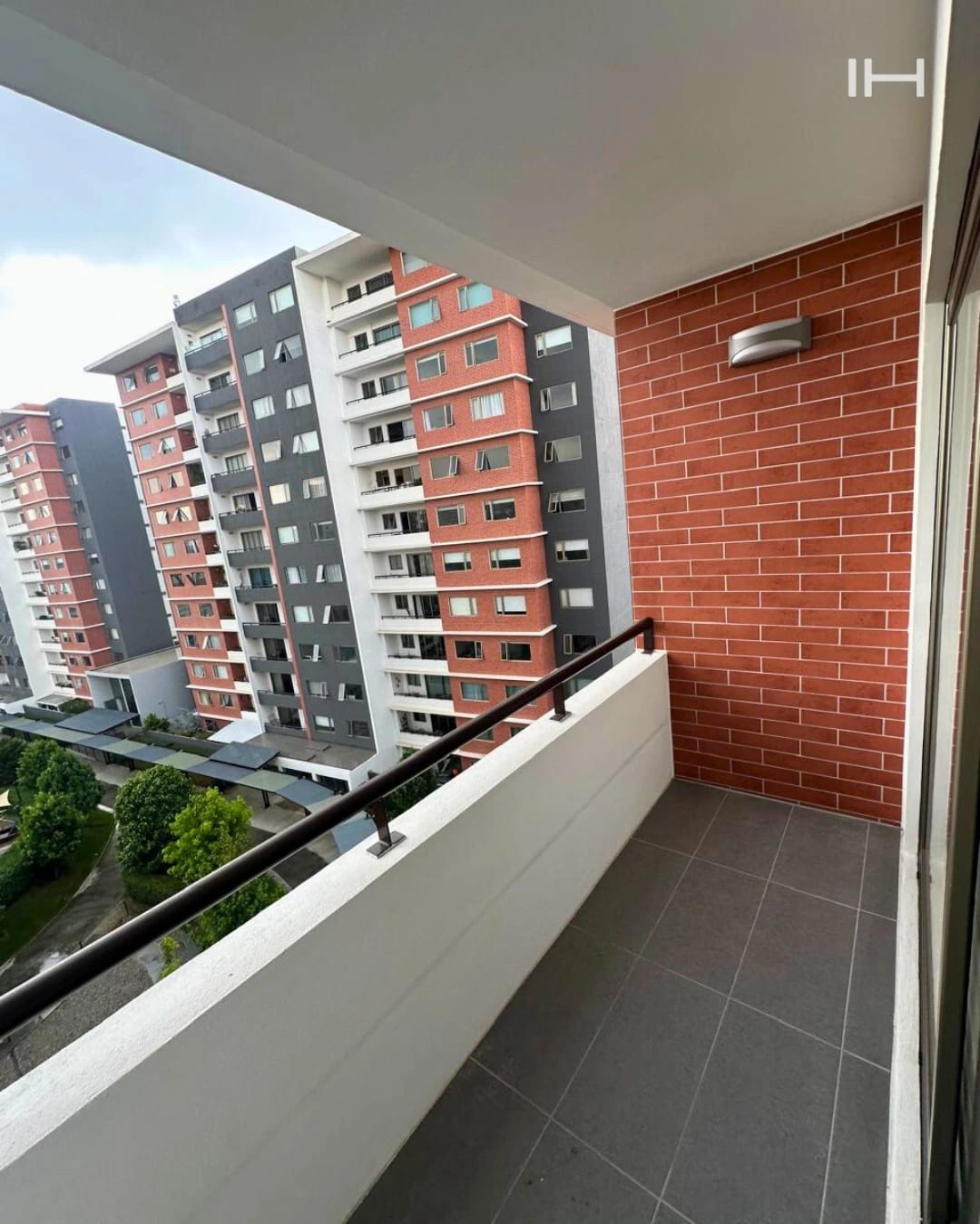 APARTAMENTO EN RENTA EN ZONA 14 EN NIVEL ALTO — foto 2 de 10