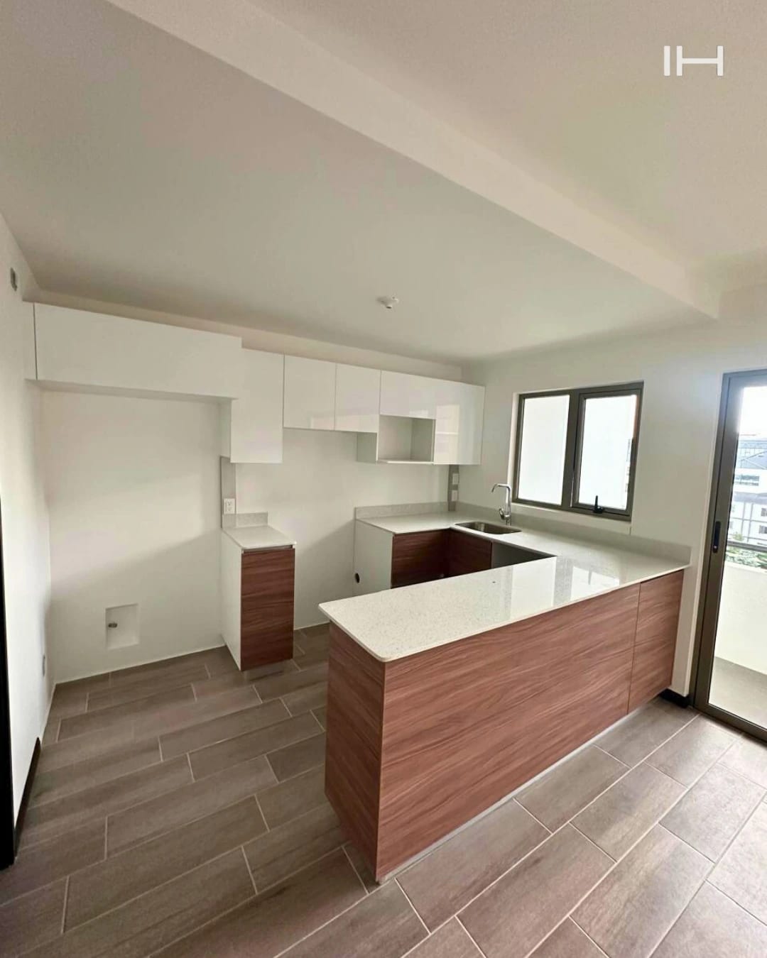 APARTAMENTO EN RENTA EN ZONA 14 EN NIVEL ALTO — foto 1 de 10