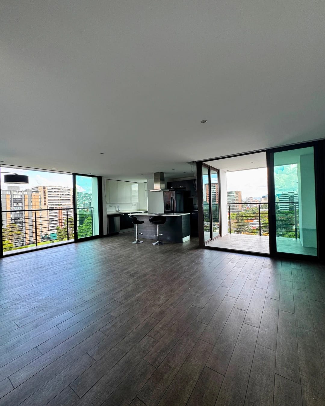 APARTAMENTO EN RENTA EN ZONA 10 EN NIVEL ALTO — foto 2 de 10