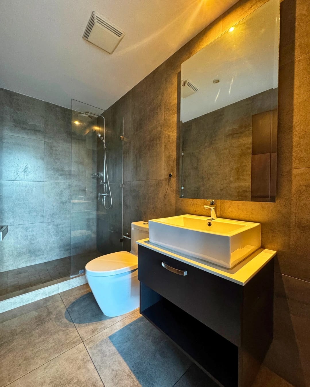APARTAMENTO EN RENTA EN ZONA 10 EN NIVEL ALTO — foto 3 de 10