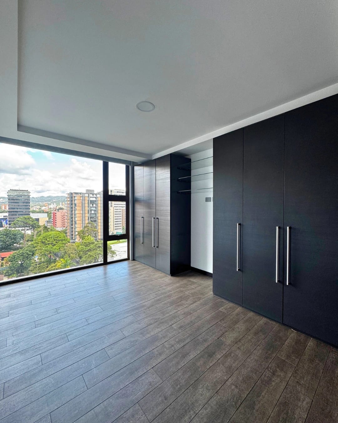APARTAMENTO EN RENTA EN ZONA 10 EN NIVEL ALTO — foto 1 de 10