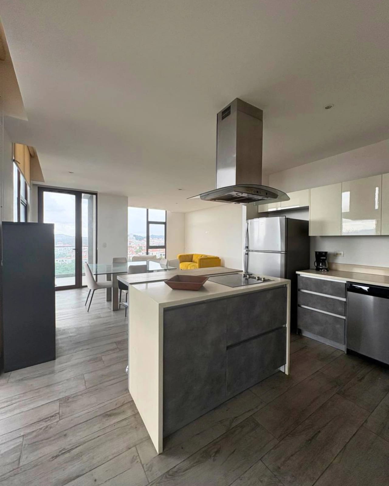 APARTAMENTO EN RENTA ZONA 16 FRENTE A CAYALA AMUEBLADO — foto 1 de 10