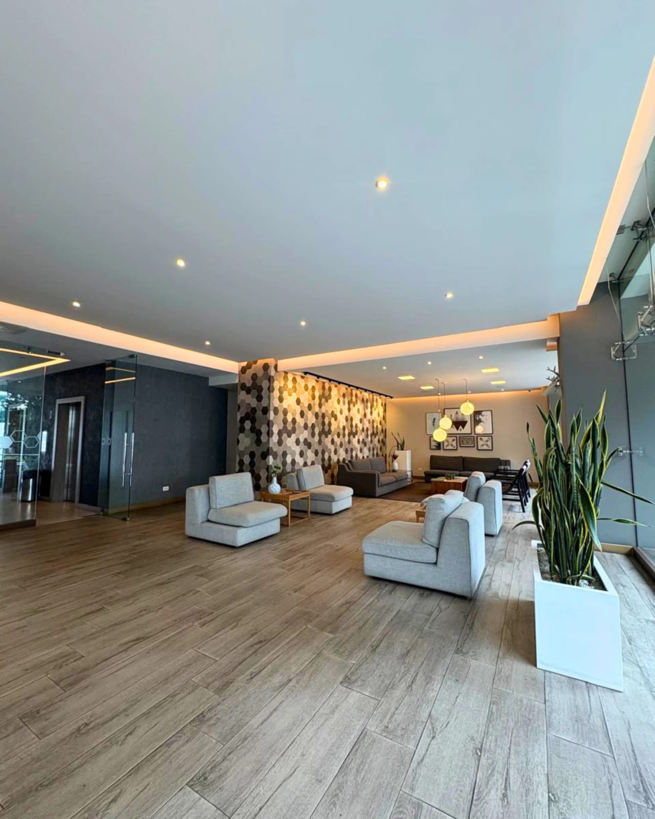 APARTAMENTO EN RENTA ZONA 16 FRENTE A CAYALA AMUEBLADO — foto 8 de 10