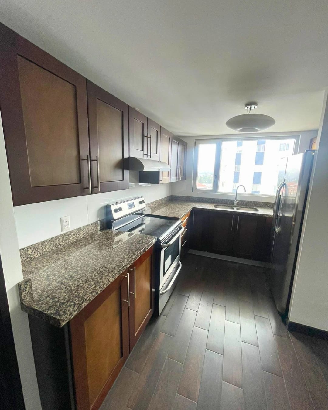APARTAMENTO EN RENTA ZONA 14 — foto 1 de 10